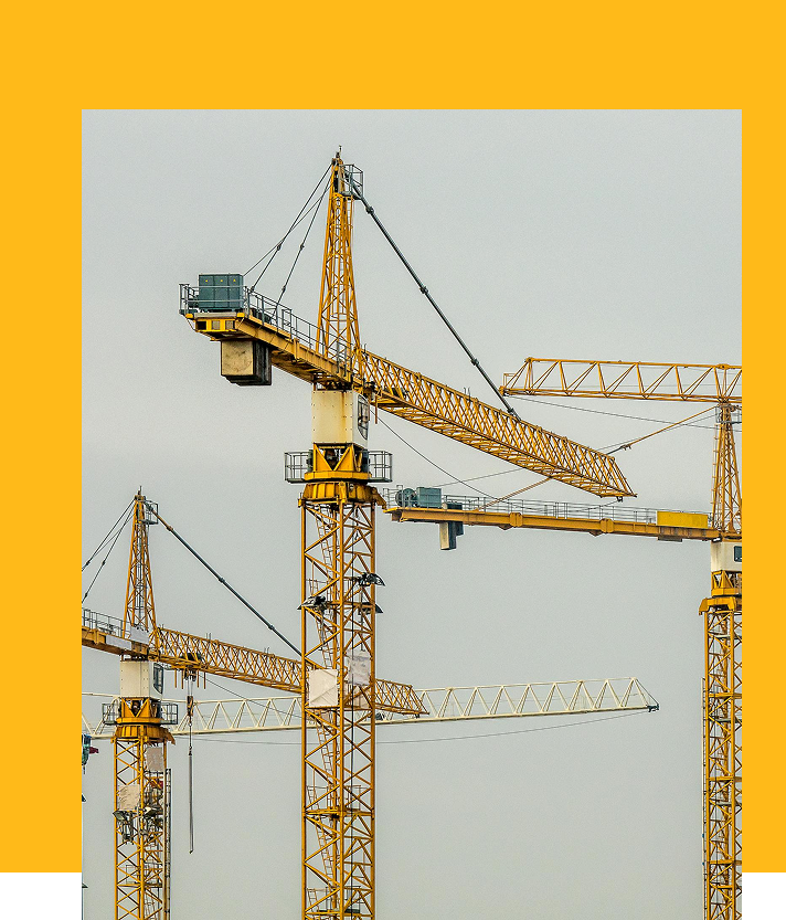 foto de gruas de construcción amarillas